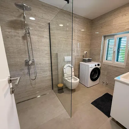 True Jure - Free Boat Trip For 7 Or Nights!