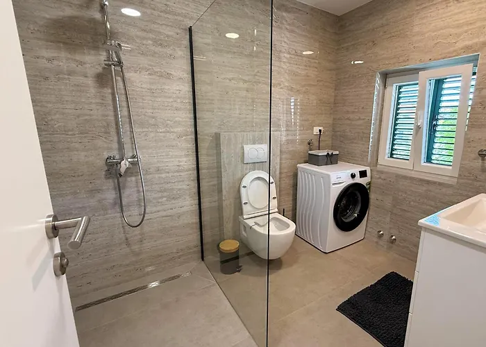 True Jure - Free Boat Trip For 7 Or Nights!